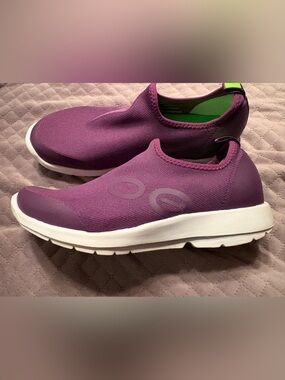 OOfos Women's OOmg Eezee Low Recovery Slip On Sneaker Purple Berry Maroon 9.5